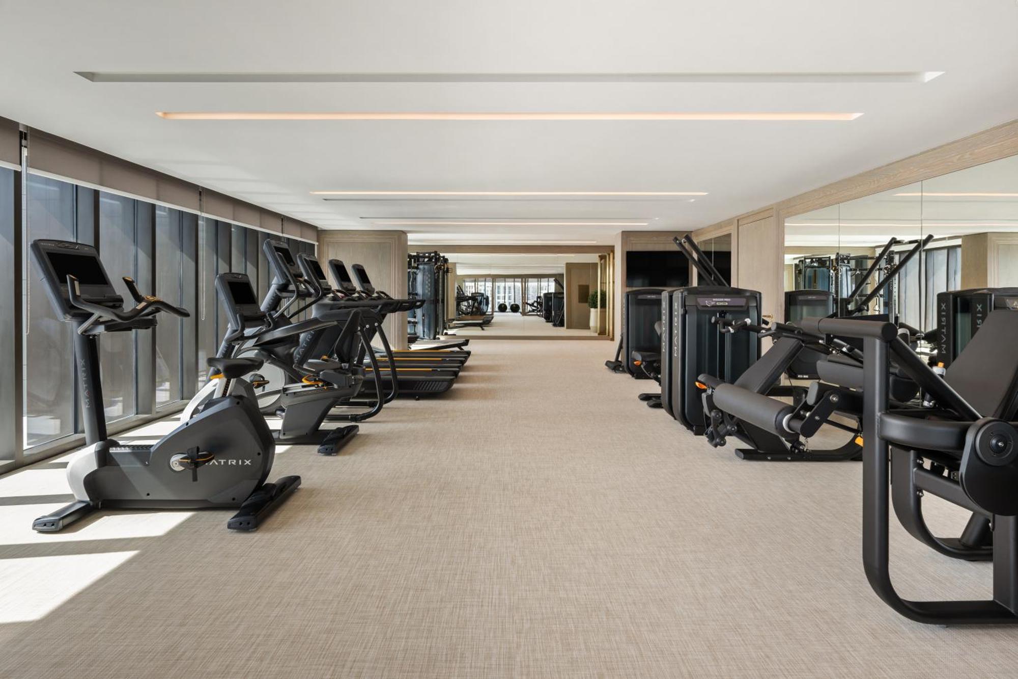 Palace Dubai Creek Harbour Eksteriør billede The gym at the hotel