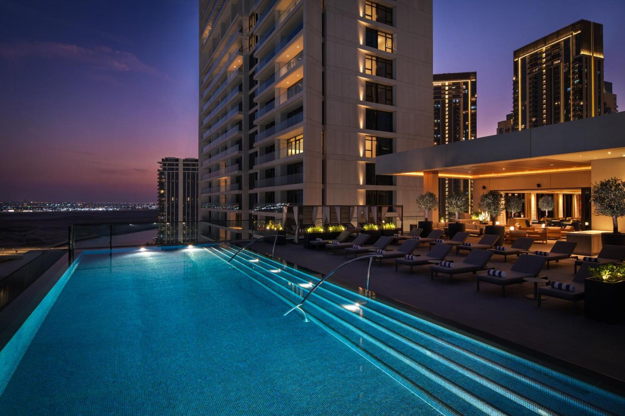 Palace Dubai Creek Harbour Eksteriør billede The swimming pool at the hotel