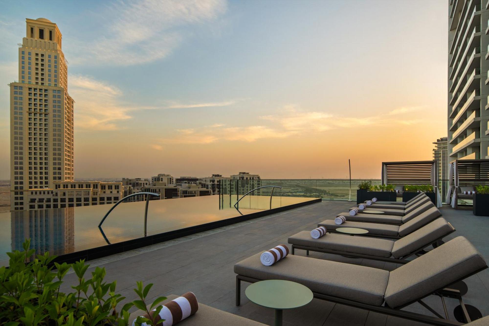 Palace Dubai Creek Harbour Eksteriør billede The rooftop pool at the hotel