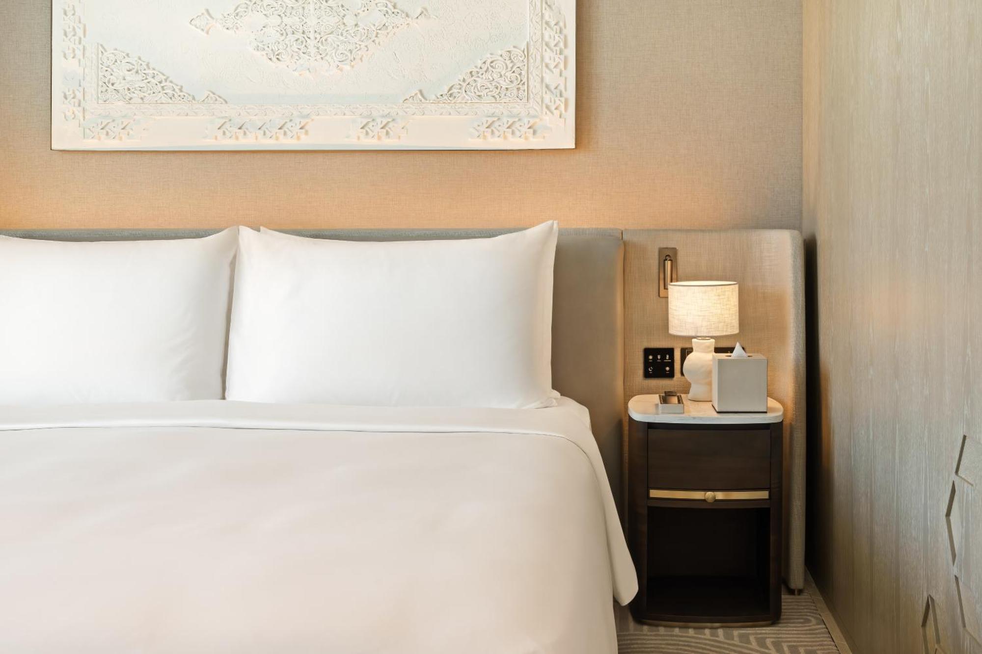 Palace Dubai Creek Harbour Eksteriør billede A bedside table